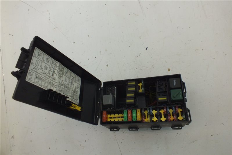 Блок предохранителей Ford Focus MK1 (DBW) FYDB Блок предохранителей Ford Focus MK1 (DBW) FYDB