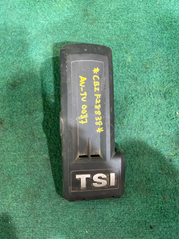 Крышка двигателя декоративная Volkswagen Polo 2013 6R1 CBZ 03F103935 контрактная