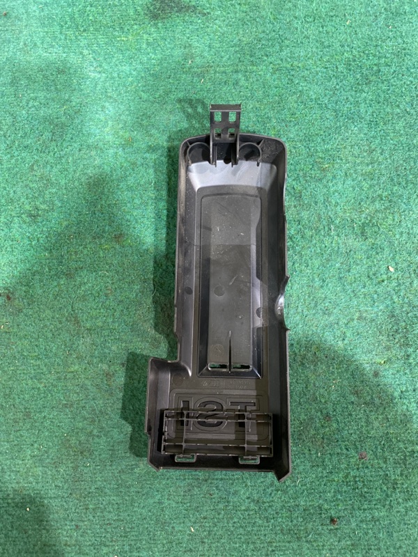 Крышка двигателя декоративная Polo 2013 6R1 CBZ