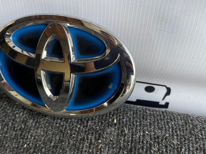Эмблема Toyota Aqua NHP10 1NZFXE