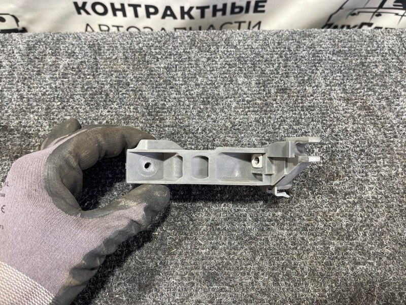 Крепление фары правое Toyota Vitz SCP10 1SZFE