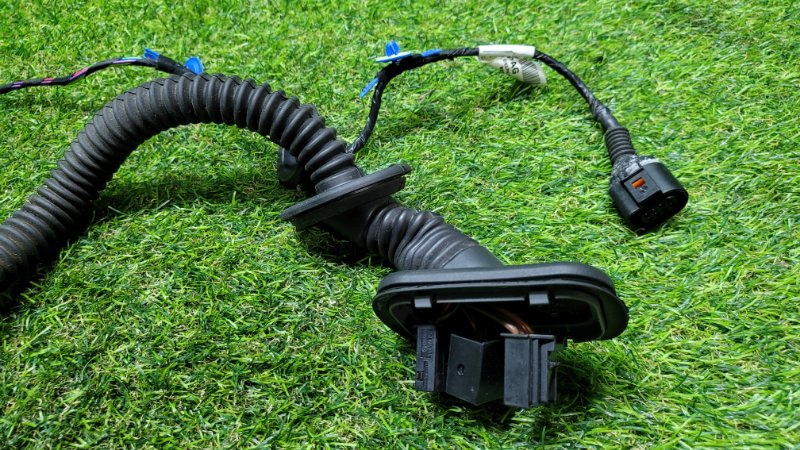 Коса двери задняя левая Porsche Cayenne 957 M5501 Коса двери задняя левая Porsche Cayenne 957 M5501