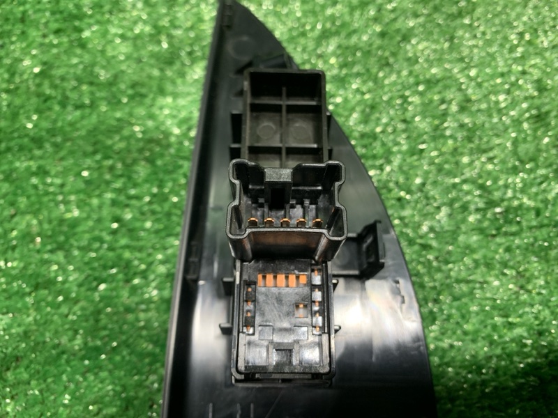 Кнопка стеклоподъемника задняя правая Forester 2014г [125] SJ5 FB20