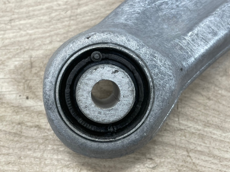 Рычаг подвески поперечный верхний задний правый Q7 2015- 4M