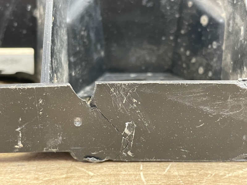 Кронштейн крыла передний правый 308 2007-2015 1