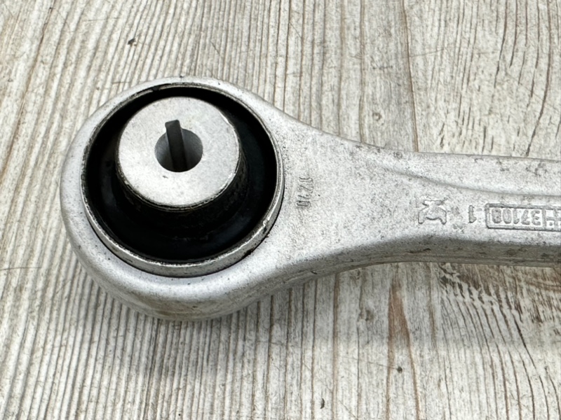 Рычаг подвески верхний передний правый Q7 2015- 4M