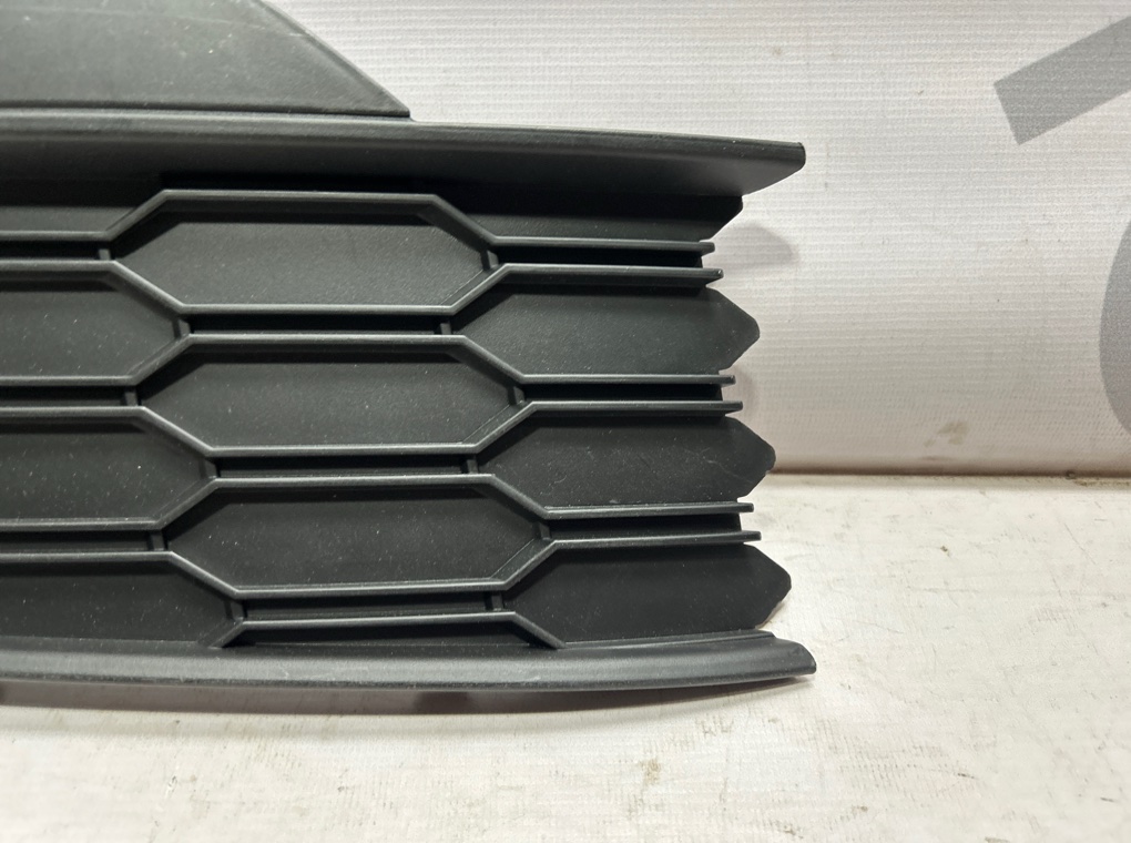 Решетка в бампер правая Skoda Rapid 2