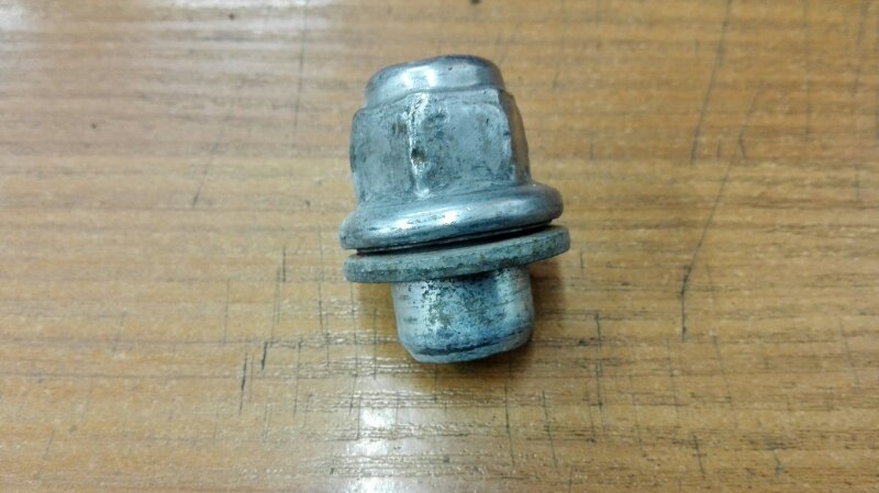 Запчасть гайка колеса Toyota Avensis 2 универсал Б/У Гайка колеса Toyota Avensis 2 универсал Б/У