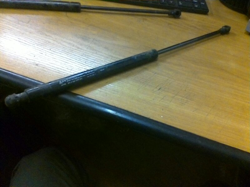 Амортизатор багажника Chevrolet Lacetti 2010 хэтчбек F16D3 96548931 Б/У