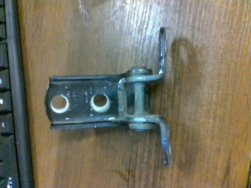 Запчасть петля двери задняя левая Lifan solano 2010 B6206120 Б/У Петля двери задняя левая Lifan solano 2010 B6206120 Б/У