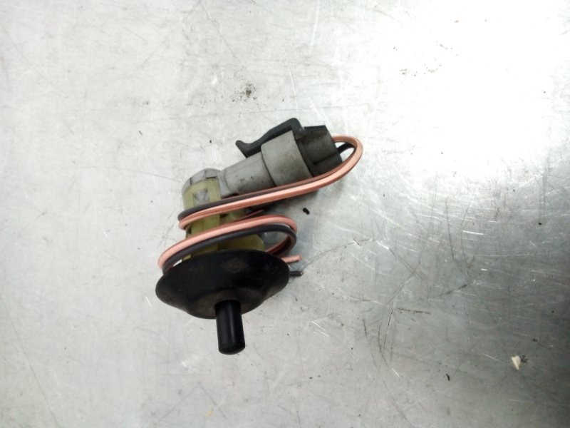 Запчасть выключатель концевой Renault Megane 2 2008 1.6 7700427640 Б/У Выключатель концевой Renault Megane 2 2008 1.6 7700427640 Б/У