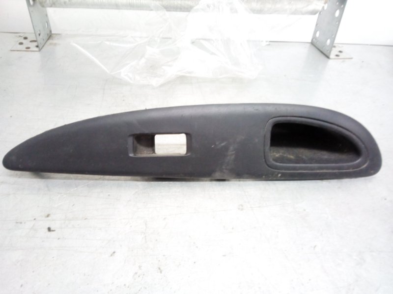 Вставка ручки двери левая Nissan Primera 2002-2007 80951 AV700 Б/У