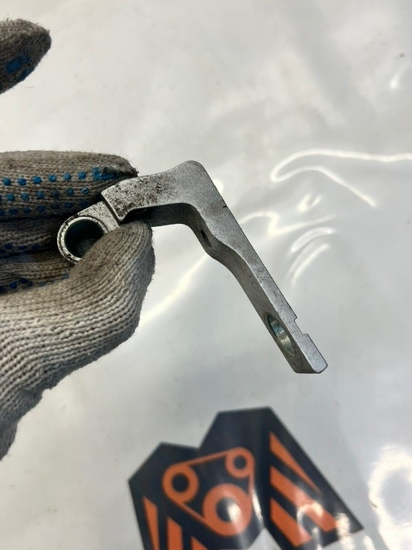 Петля двери передняя левая Ford Focus 3 Хетчбэк 1.6 105 Л.С.