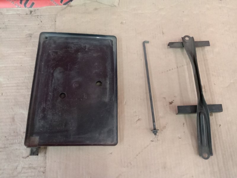 Тойота виш 2009 кронштейн аккумулятора. Крепление акб тойота. Крепление акб тойота рав 4 2020. Кронштейн аккумулятора тойота. Крепление аккумулятора на тойота виста sv30.