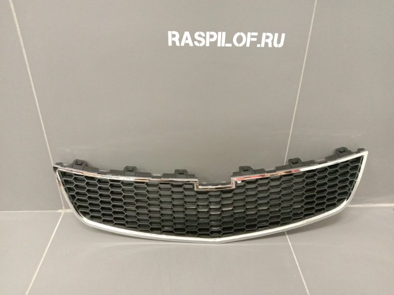 Решетка радиатора Chevrolet Cruze J300 F16D4 2011