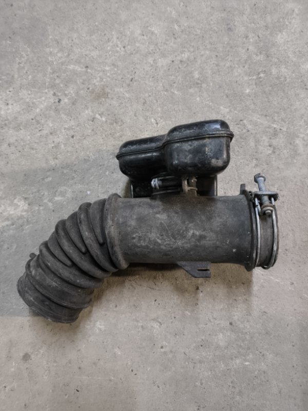 Патрубок воздушного фильтра Toyota Sprinter Marino AE101 4A-FE 1993