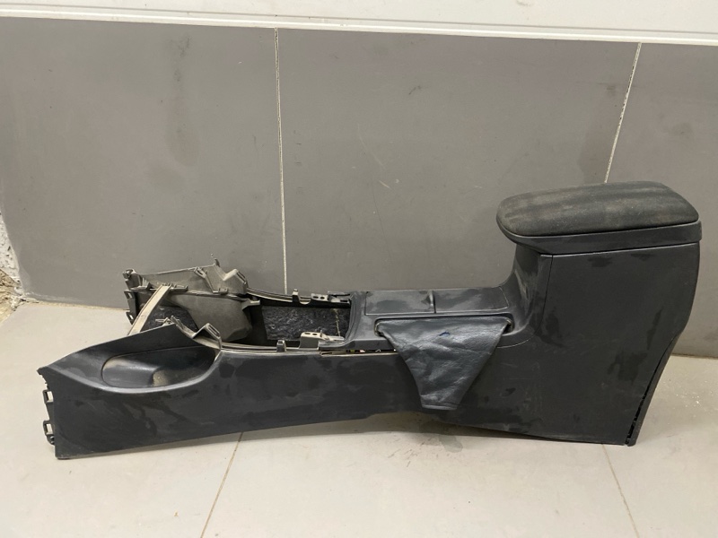 Подлокотник Toyota Corolla ZRE151 1ZR-FE 2011 (б/у)