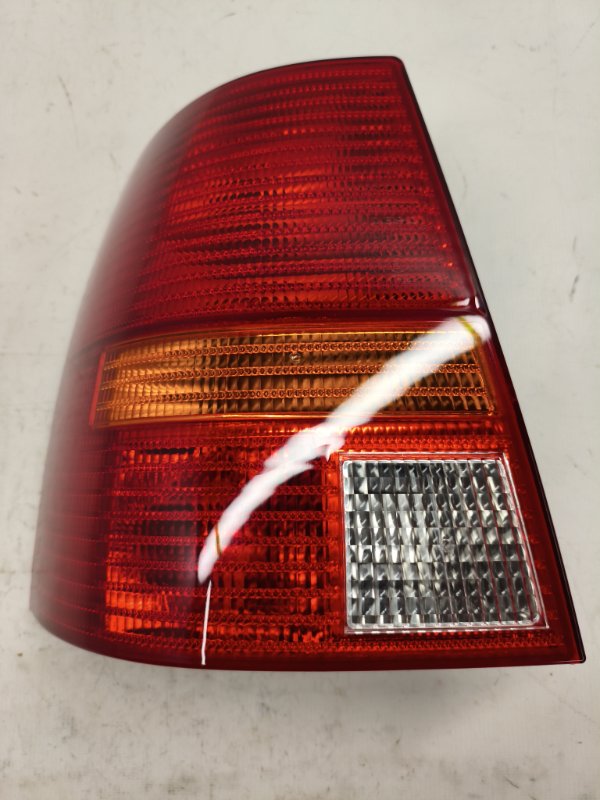 Фонарь стоп-сигнала Volkswagen Golf 1E7 2003 задний левый Фонарь стоп-сигнала Volkswagen Golf 1E7 2003 задний левый