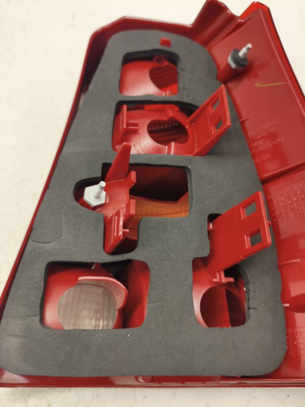 Фонарь стоп-сигнала Volkswagen Golf 1E7 2003 задний левый Фонарь стоп-сигнала Volkswagen Golf 1E7 2003 задний левый