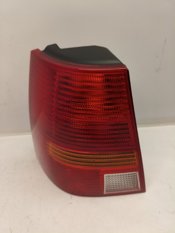 Фонарь стоп-сигнала Volkswagen Golf 1E7 2003 задний левый Фонарь стоп-сигнала Volkswagen Golf 1E7 2003 задний левый