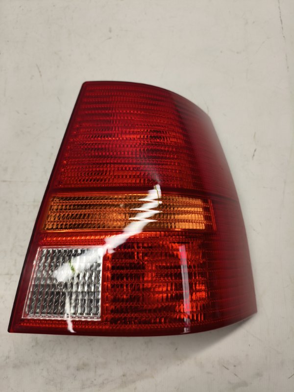Фонарь стоп-сигнала Volkswagen Golf 1E7 2003 задний правый Фонарь стоп-сигнала Volkswagen Golf 1E7 2003 задний правый