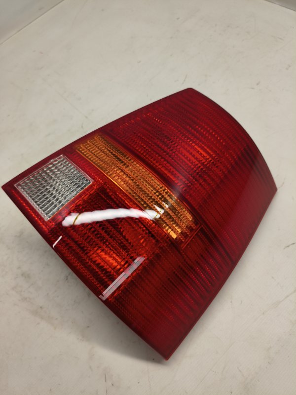 Фонарь стоп-сигнала Volkswagen Golf 1E7 2003 задний правый Фонарь стоп-сигнала Volkswagen Golf 1E7 2003 задний правый