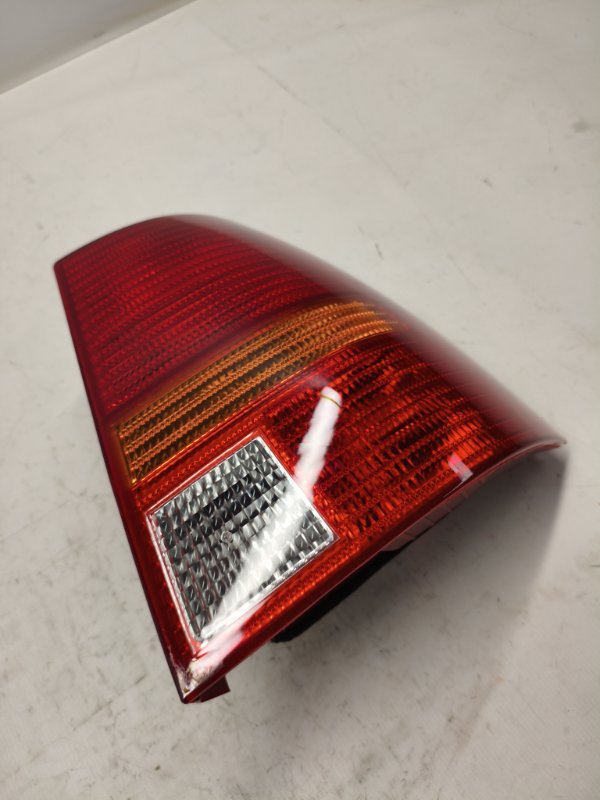 Фонарь стоп-сигнала Volkswagen Golf 1E7 2003 задний правый Фонарь стоп-сигнала Volkswagen Golf 1E7 2003 задний правый