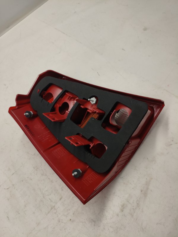 Фонарь стоп-сигнала Volkswagen Golf 1E7 2003 задний правый Фонарь стоп-сигнала Volkswagen Golf 1E7 2003 задний правый