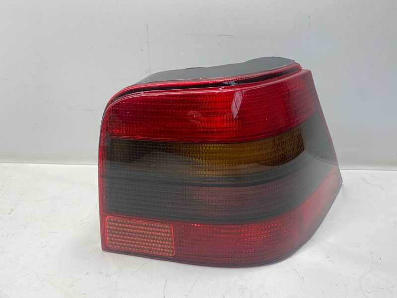 Фонарь стоп-сигнала Volkswagen Golf 1E7 2000 задний правый Фонарь стоп-сигнала Volkswagen Golf 1E7 2000 задний правый