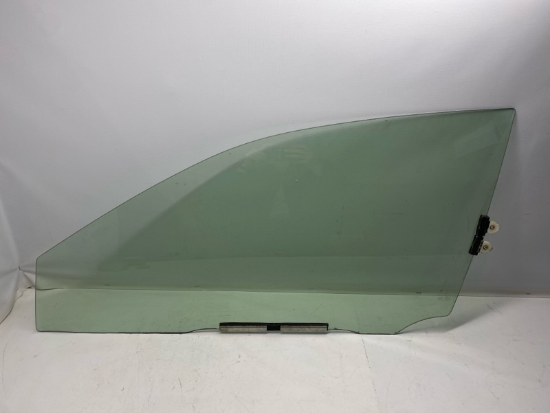 Стекло боковое Toyota Auris GRE156 переднее левое (б/у)