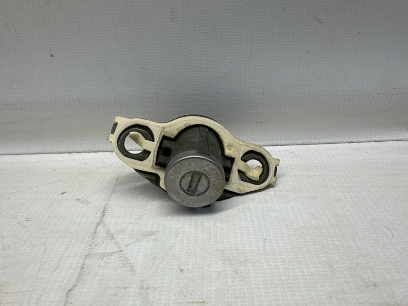 Личинка замка багажника Toyota Avensis AZT250 1AZ-FSE 2007 (б/у)