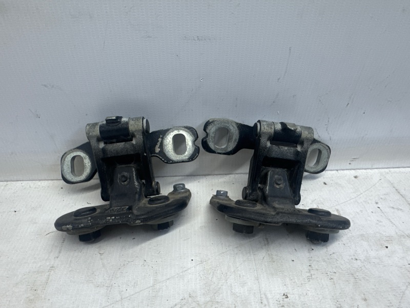 Петля двери BMW 1-SERIES E87 N52B30 2006 (б/у)