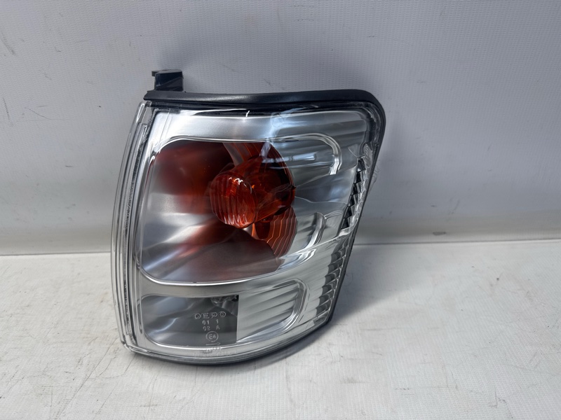 Поворотник Toyota Hilux KDN190 2002 передний левый
