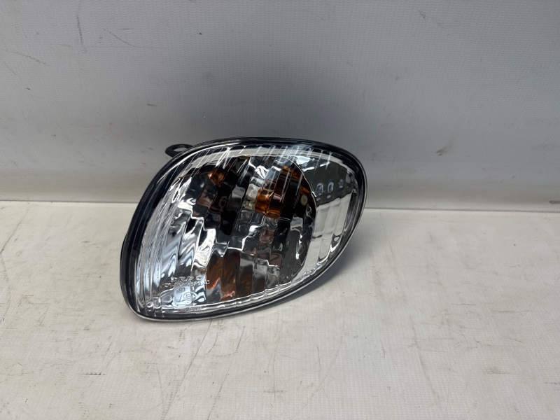 Поворотник Toyota Corolla ZZE110 2001 передний левый