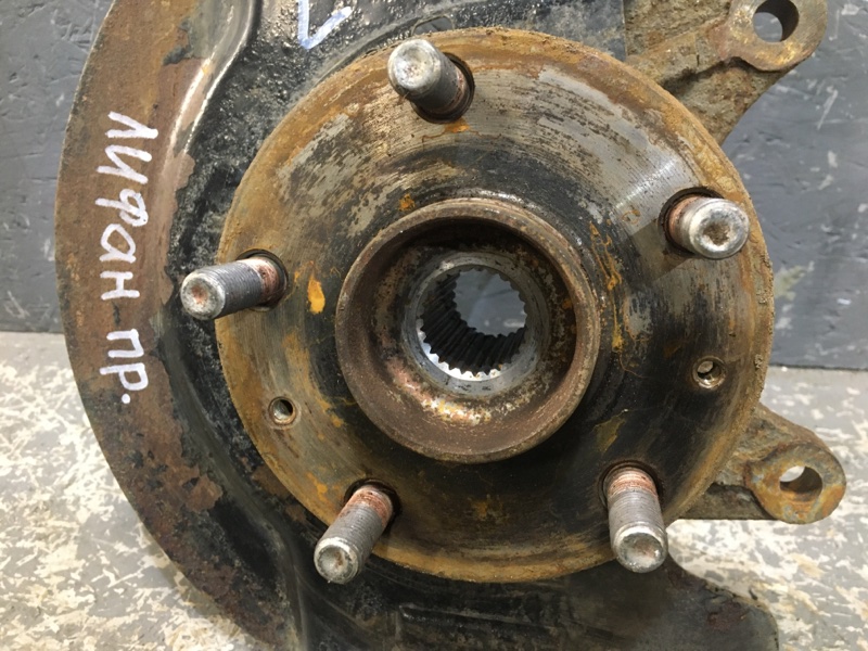 Поворотный кулак передний правый X60