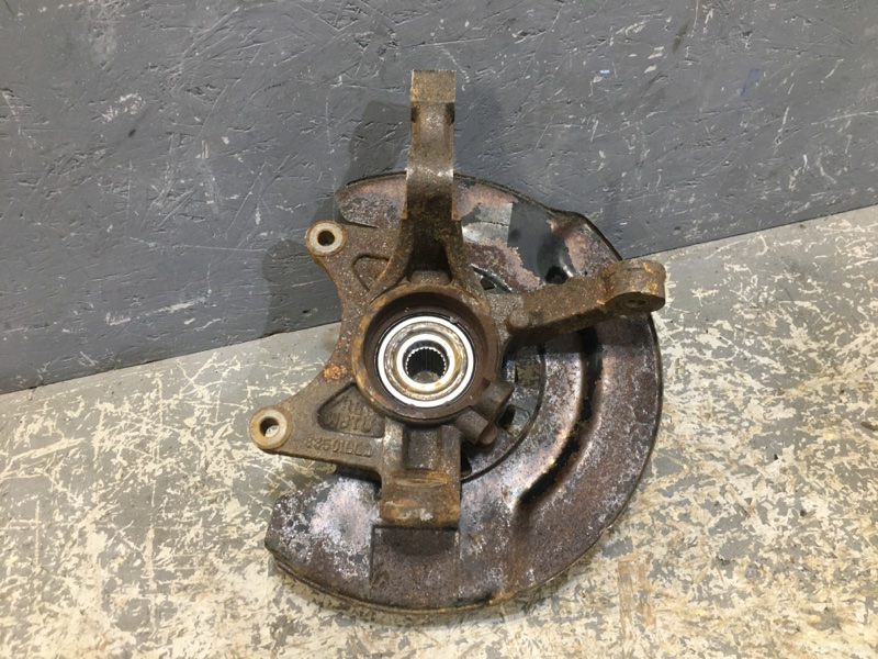 Поворотный кулак передний правый X60