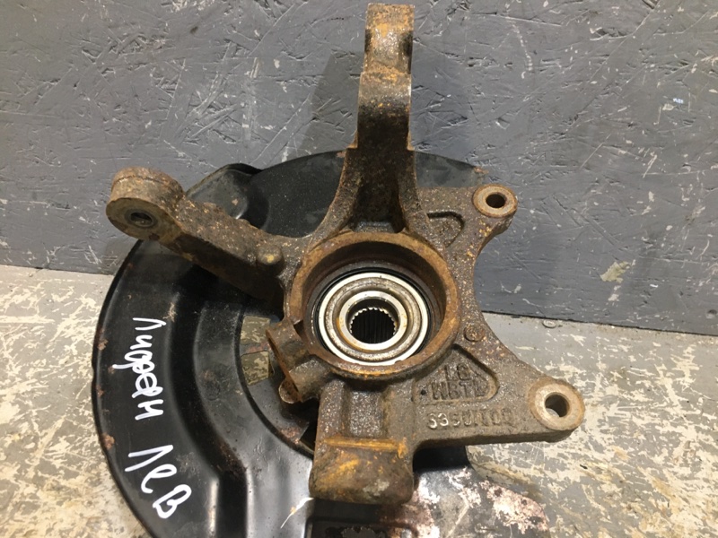 Поворотный кулак передний левый X60