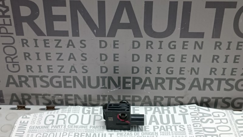 Запчасть датчик передний Chevrolet Cruze 2015 седан 1 13502577 Б/У Датчик передний Chevrolet Cruze 2015 седан 1 13502577 Б/У