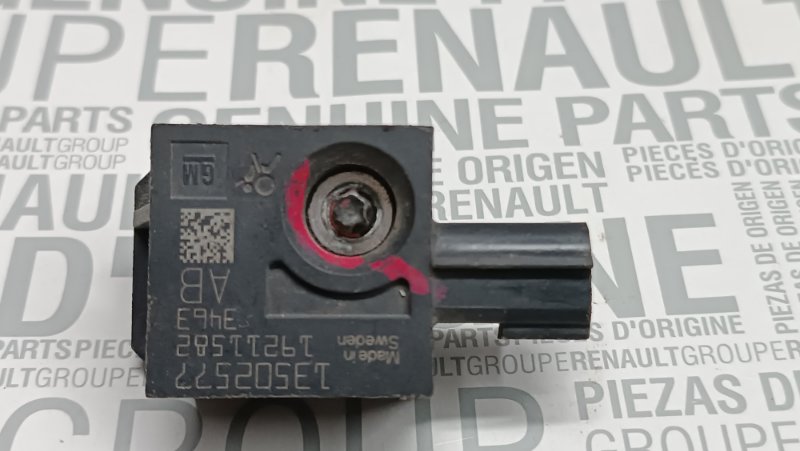 Датчик передний Cruze 2015 седан 1 Датчик передний Cruze 2015 седан 1