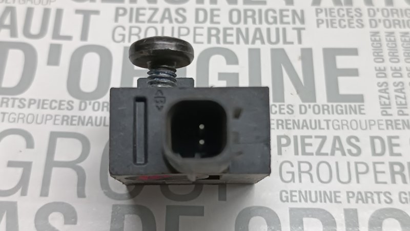 Датчик передний Cruze 2015 седан 1 Датчик передний Cruze 2015 седан 1