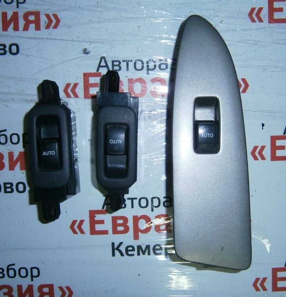 Кнопка стеклоподъемника Toyota Voxy AZR65 1AZFSE 2004 задняя