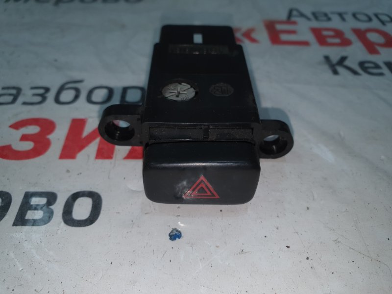 Кнопка включения аварийной сигнализации Toyota Camry SV30 4SFE 1993