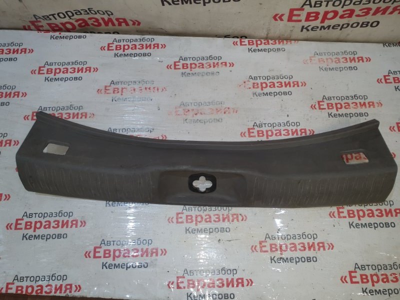 Панель замка багажника Nissan Tino HV10 SR20DE 2000