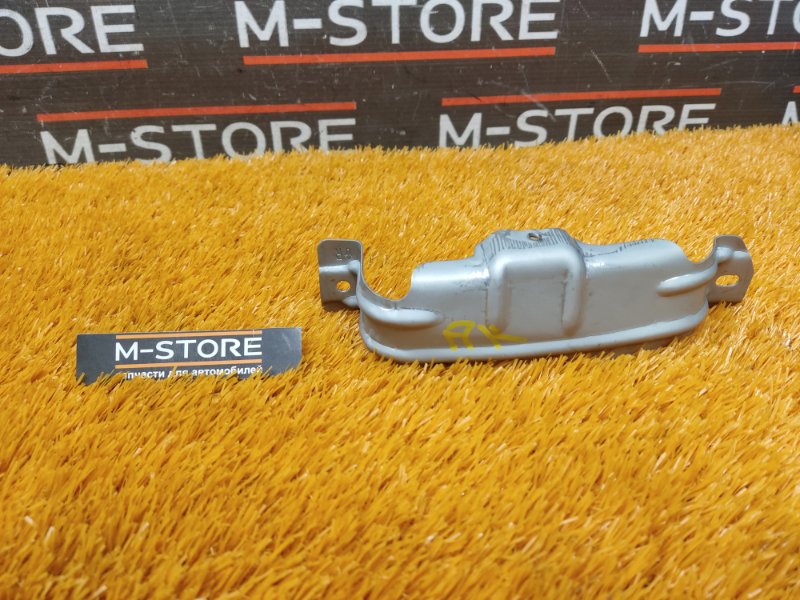 Запчасть кронштейн обшивки двери задний правый Subaru Impreza 1992 GC1 EJ15EDA1FD контрактная Кронштейн обшивки двери задний правый Subaru Impreza 1992 GC1 EJ15EDA1FD контрактная