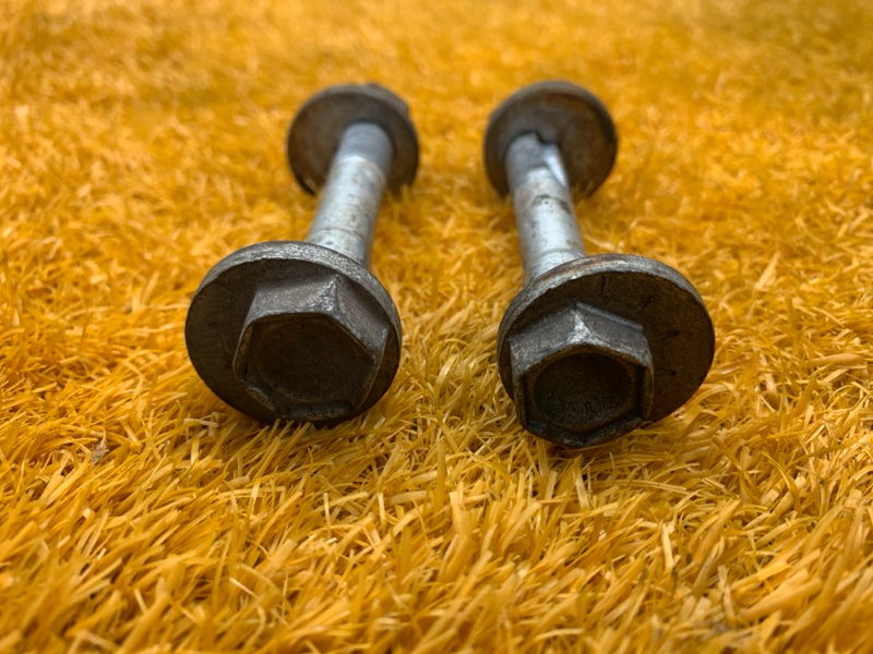 Болт развальный задний Audi A4 B7/8E ALT