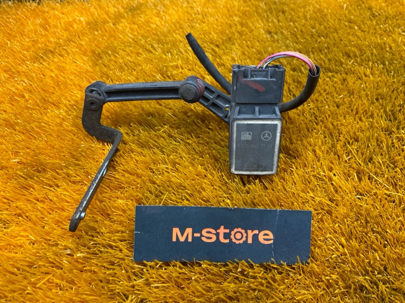 Датчик высоты дорожного просвета передний правый Mercedes-Benz M-Class 2008 W164 272.967 A0105427717 контрактная