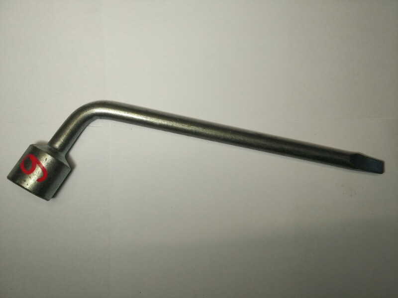 Ключ баллонный Mazda 323 BJ8P NA0168070 контрактная