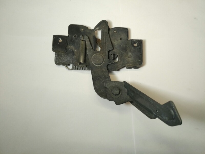 Замок капота Mazda Axela BK Замок капота Mazda Axela BK