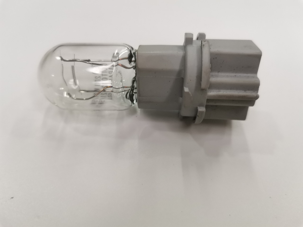 Патрон лампочки стоп-сигнала Axela BK3P Патрон лампочки стоп-сигнала Axela BK3P