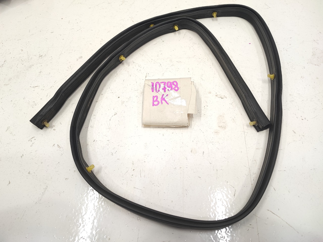 Уплотнитель капота Mazda Mazda3 2003-2008 BK BP4K56750 контрактная